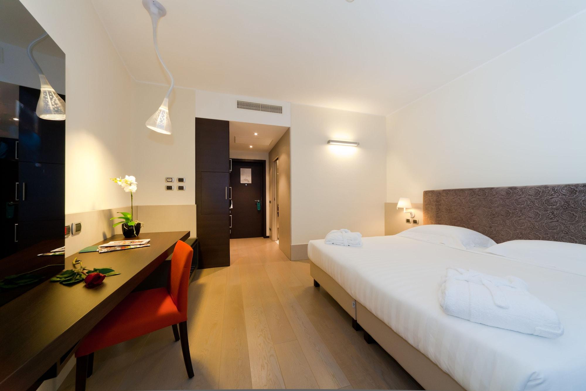 Rmh Modena Des Arts Hotel Екстериор снимка