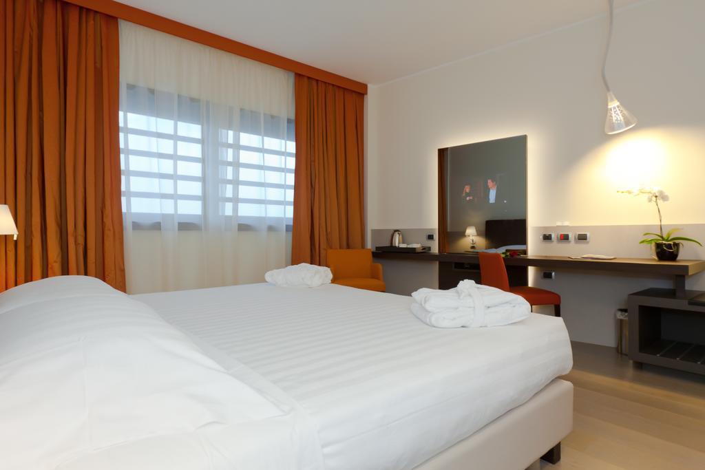 Rmh Modena Des Arts Hotel Екстериор снимка