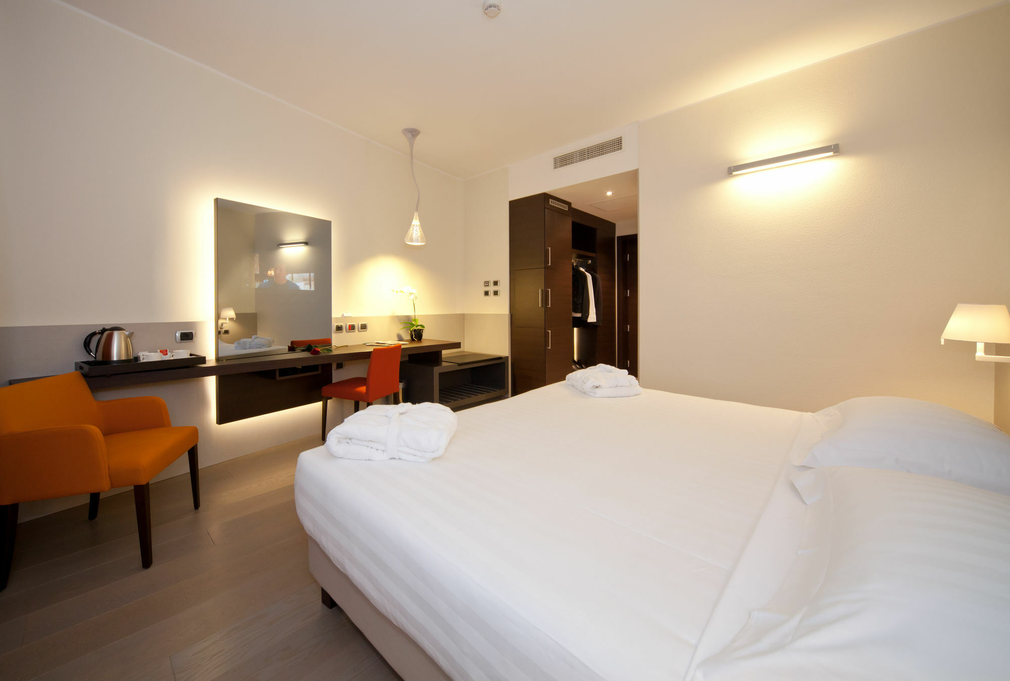 Rmh Modena Des Arts Hotel Екстериор снимка