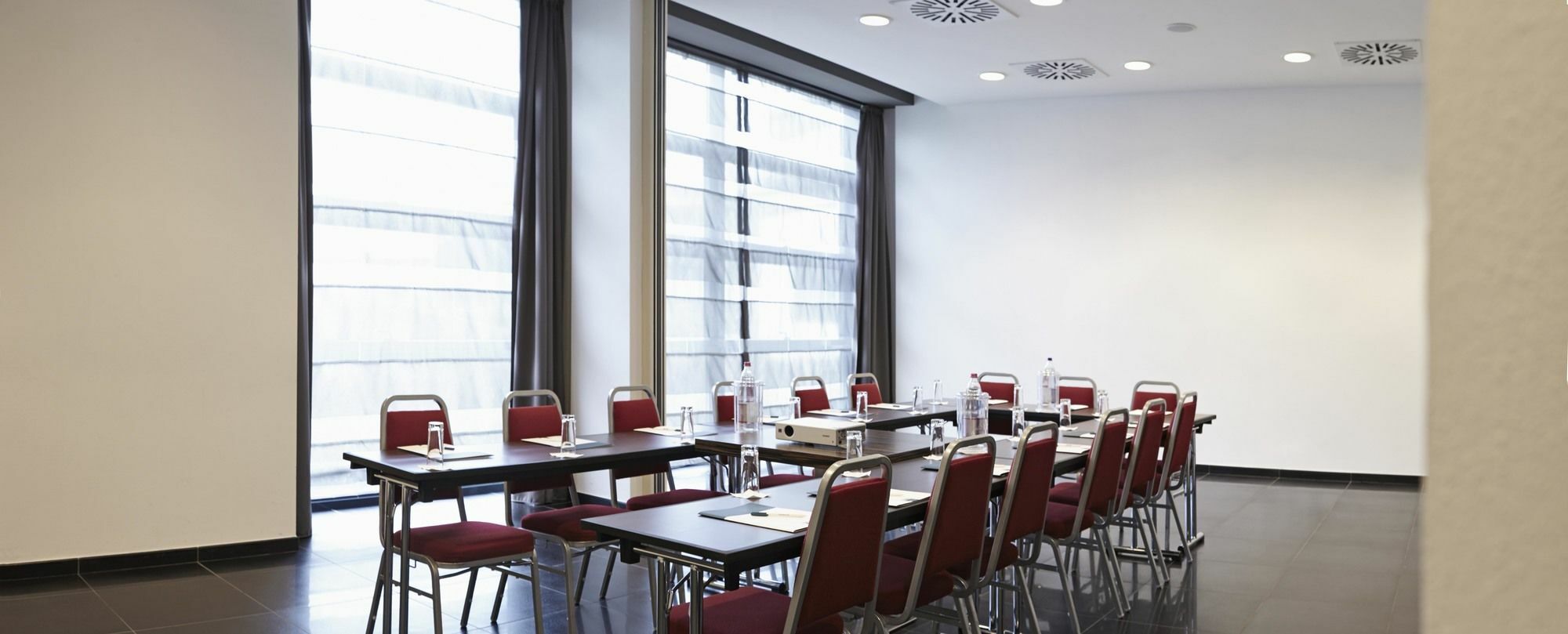 Rmh Modena Des Arts Hotel Екстериор снимка