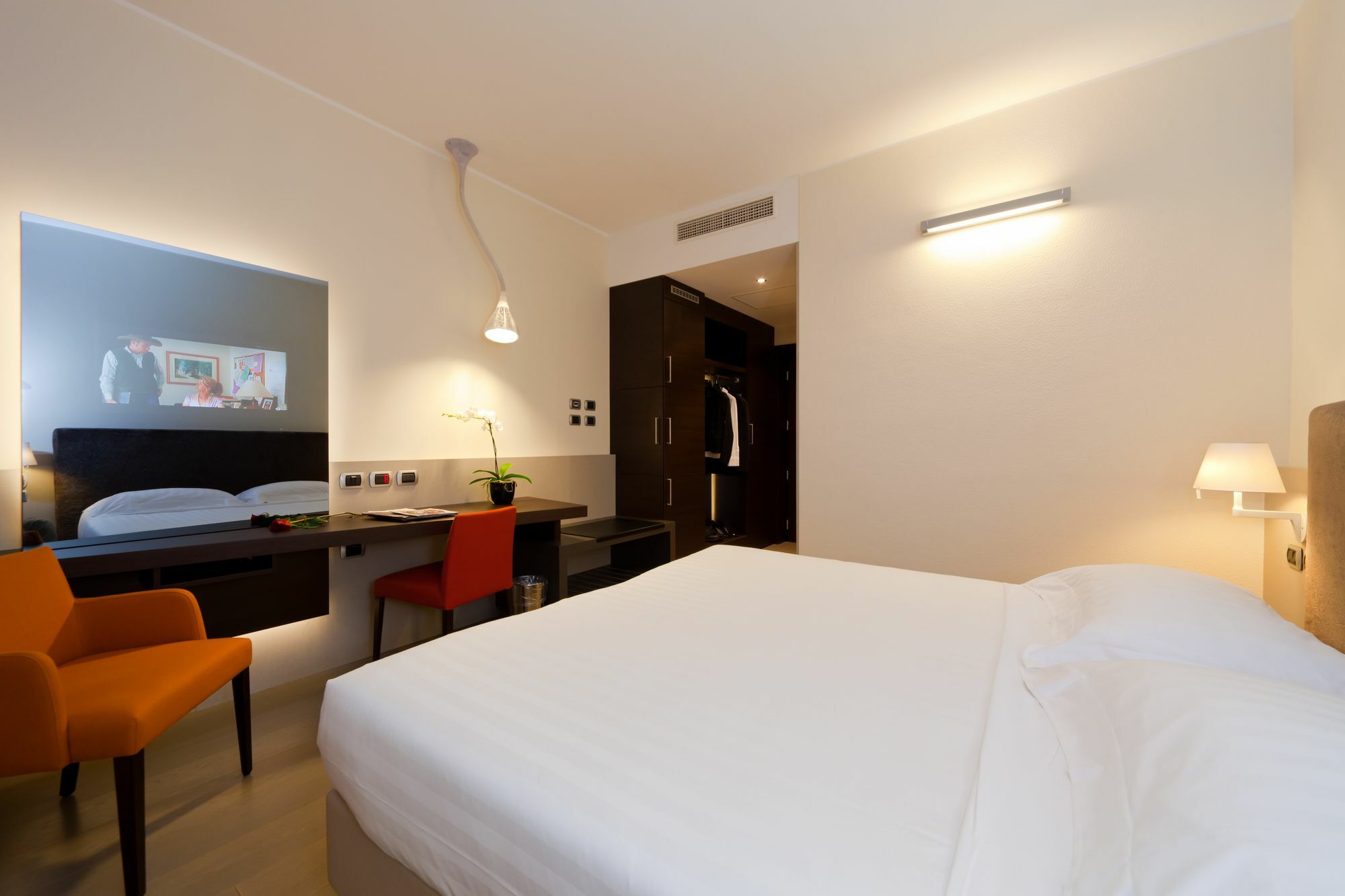 Rmh Modena Des Arts Hotel Екстериор снимка
